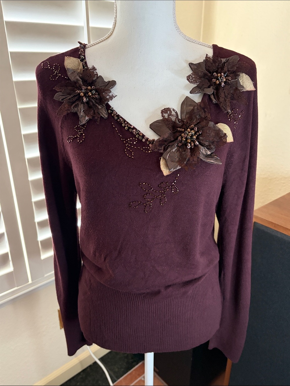 💛🤎🧥Radzoli Dark Brown Long Sleeved Sweater W/Floral Appliqués On V Neck Size L